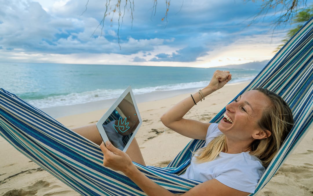 Frau in Hängematte am Strand mit Laptop ist stolz und freut sich über Nutzung von eBo