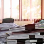 Aktenberge auf Schreibtisch