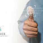 Mann im hellblauen Hemd beim Fingerabdruck