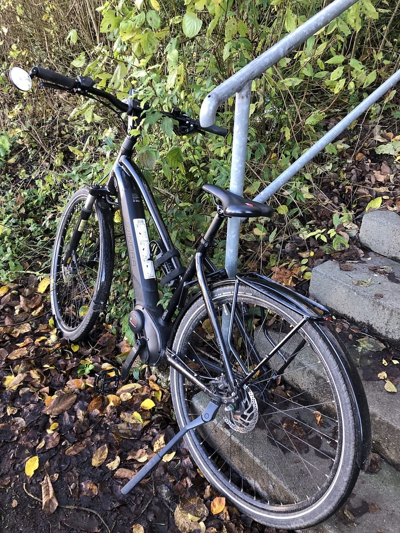 E-Bike 1 E-Bike an Treppengeländer abgesperrt