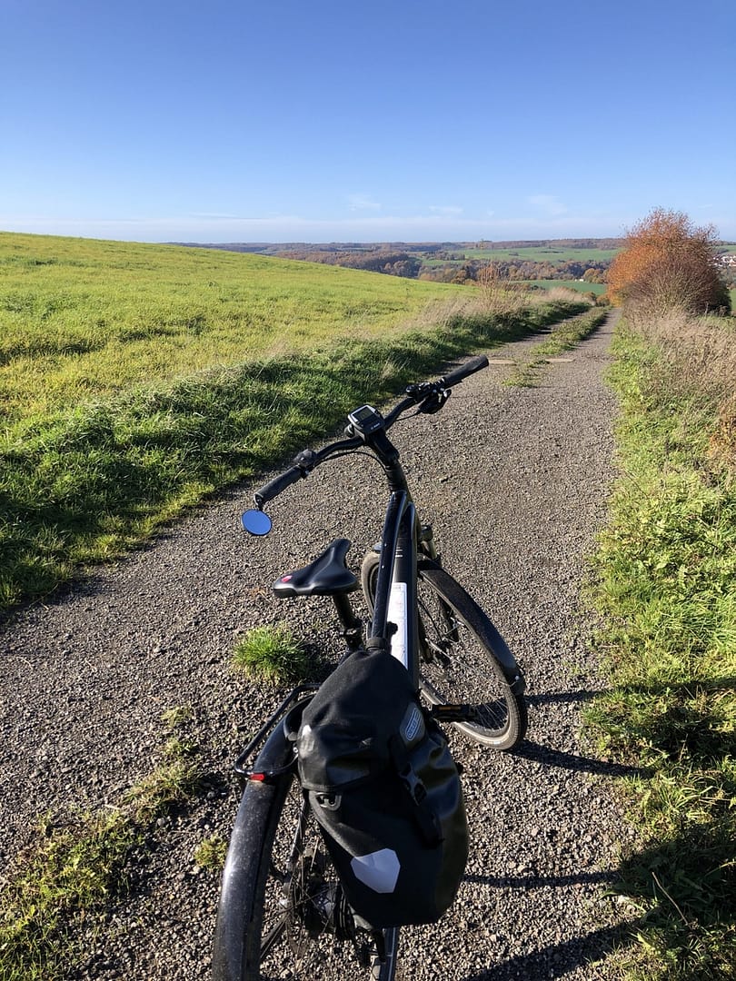 E-Bike 2 E-Bike auf Feldweg mit grünen Wiesen und blauem Himmel